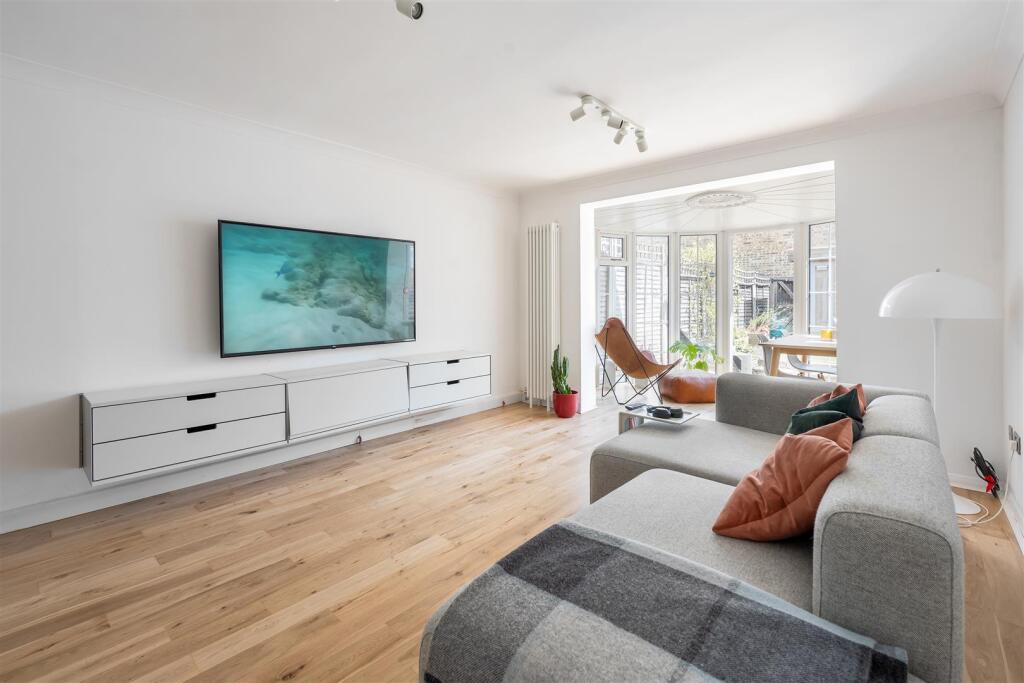 Greenstone Mews, E11