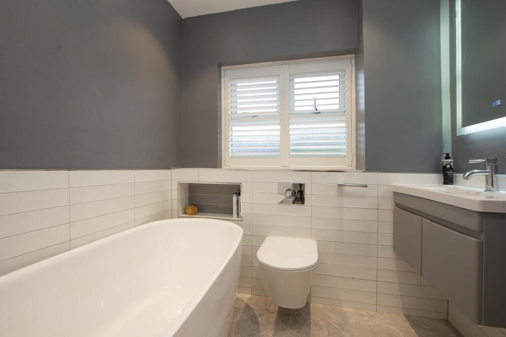 14 Hadleigh Drive, Sutton bathroom 2.jpg