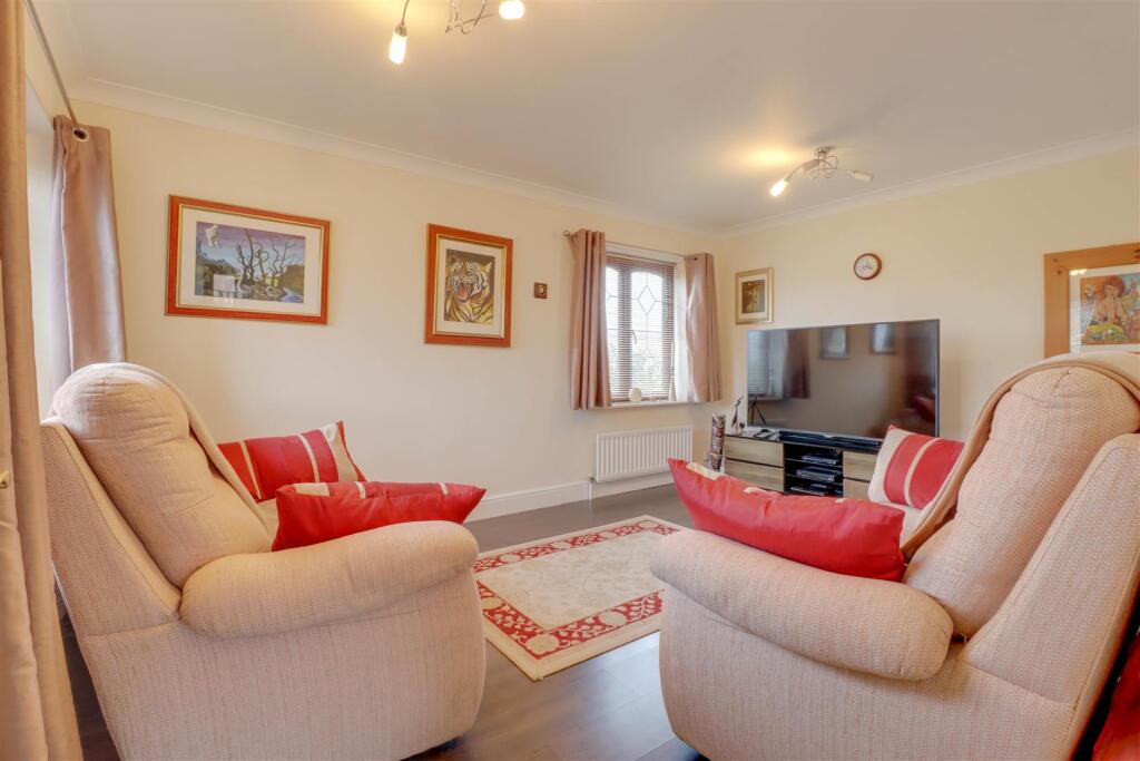 38 MERSEA CRES INSIDE-6.jpg