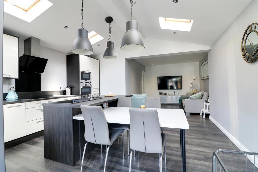 MAIN KITCHEN DINER measuring