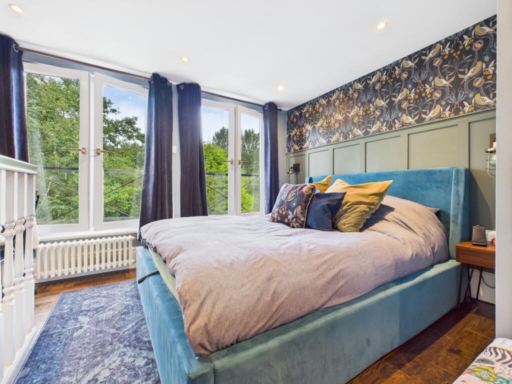 CAM03729G0-PR0080-STILL027