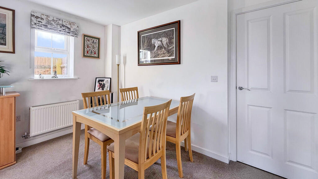 Lounge/dining roo...