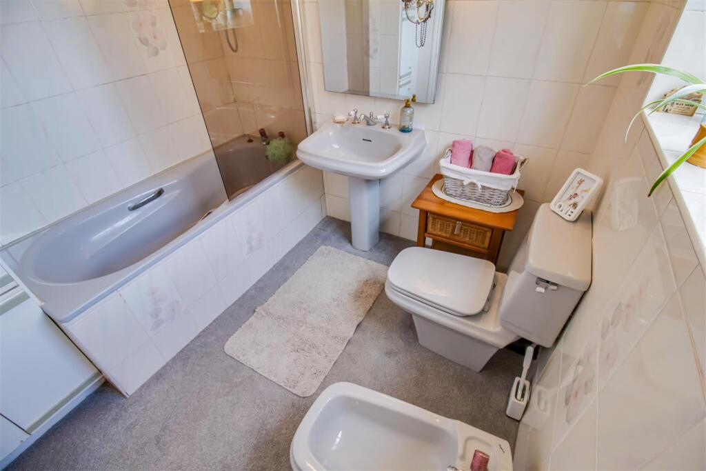 EN SUITE SHOWER ROOM/W.C.