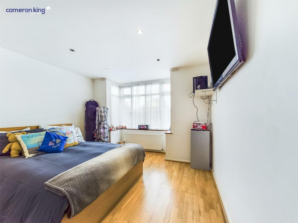 bed 2.jpg
