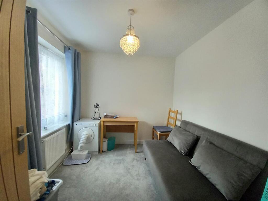 1 Curlew Drive Bed 4.jpg