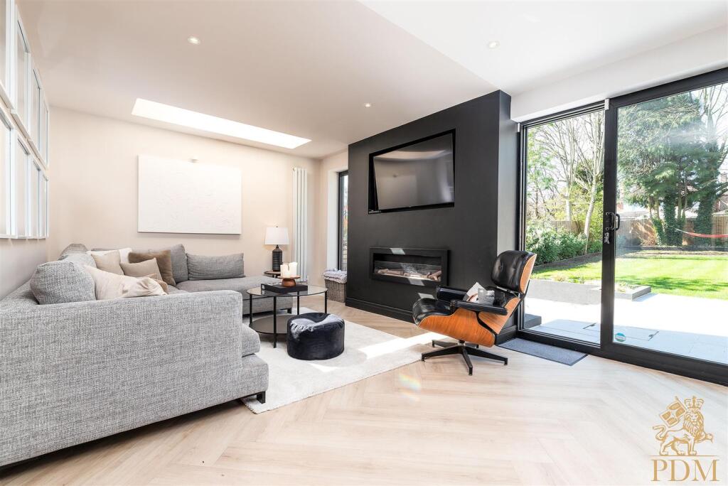 33 Thoresby Road Bramcote NG9 3EN