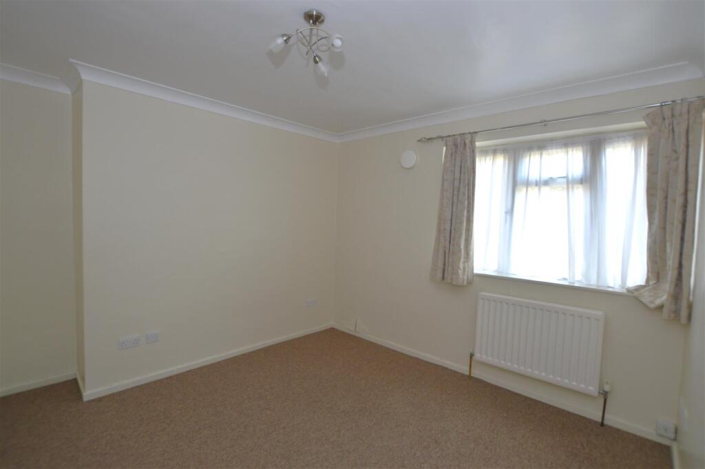 19 oaklands bed 1a.JPG