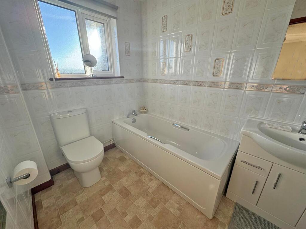 MODERN EN-SUITE BATHROOM