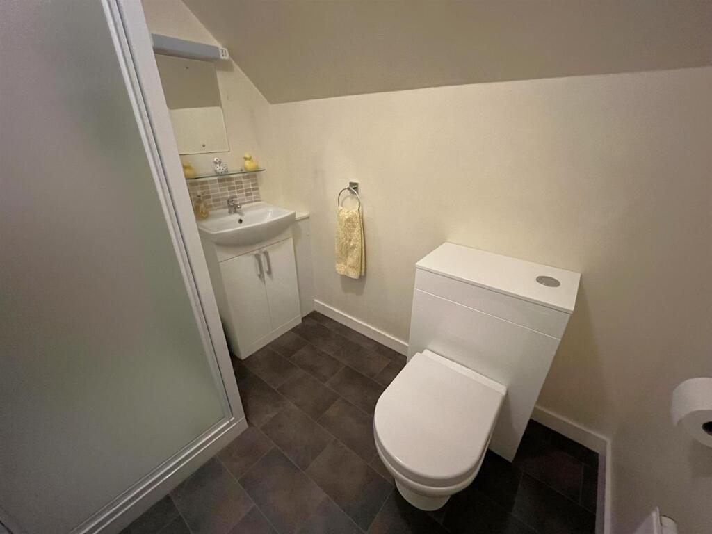 EN-SUITE SHOWER ROOM 4