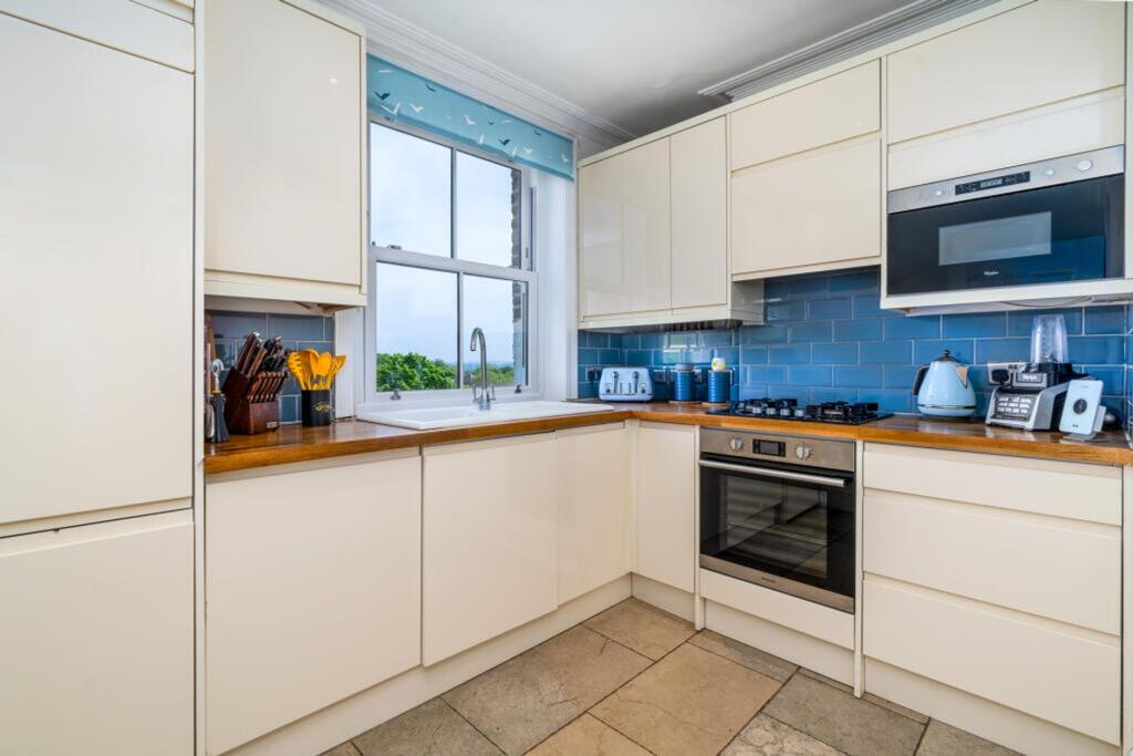 Kitchen For Sale 2 Bedroom Flat Annerley Hill SE19 922 Sq ft www.steele.london