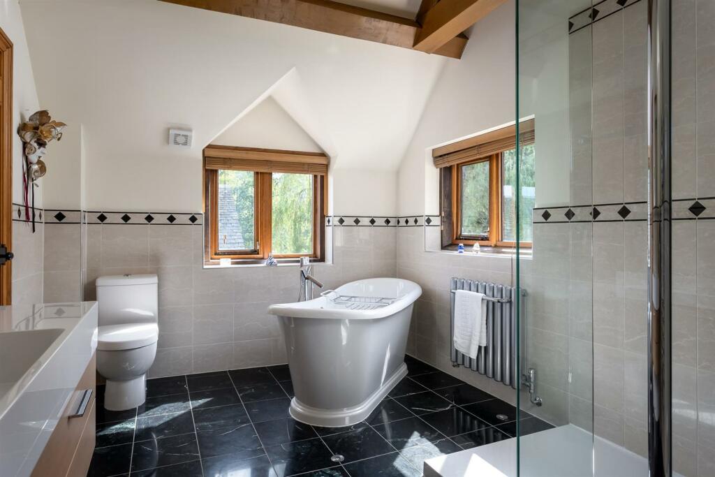 21 - Brecon House - GL53 9NE - Web.jpg
