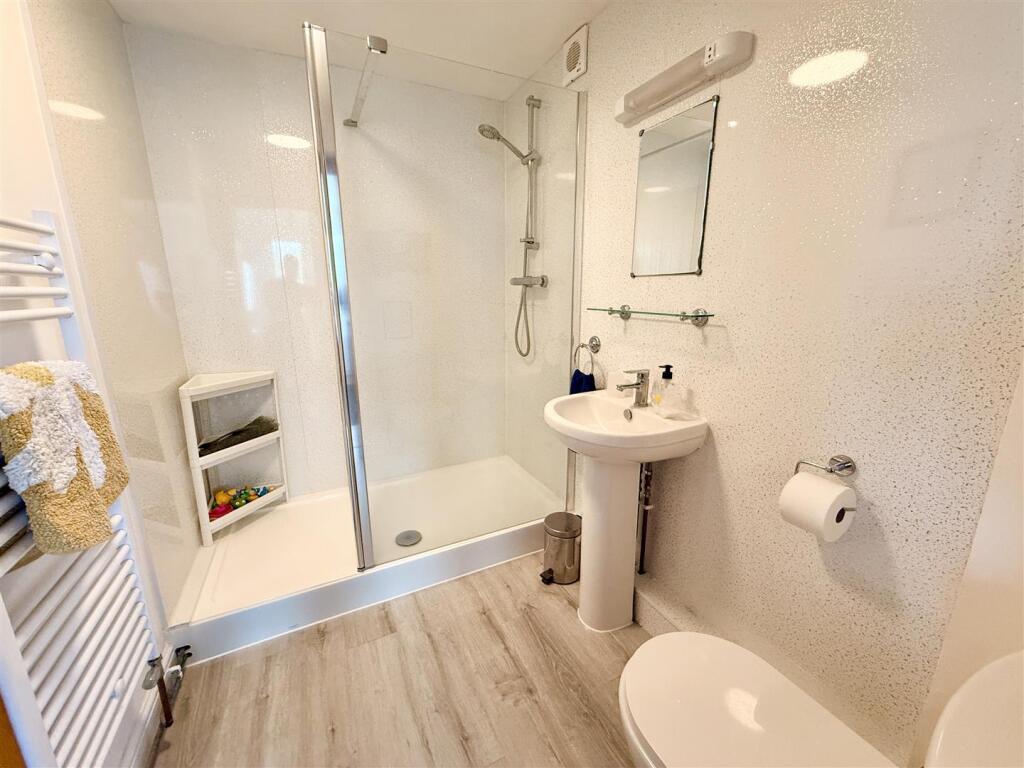 Daisy shower room