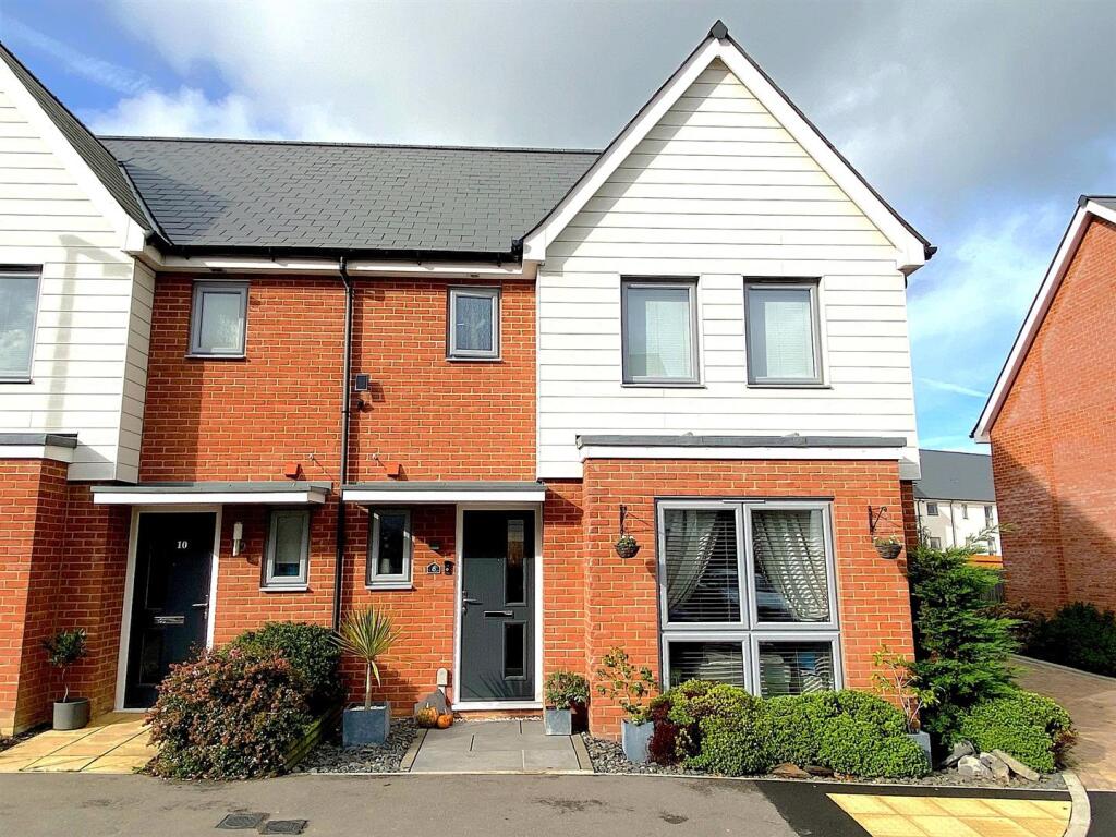 8 Daisy Way - Front.jpg