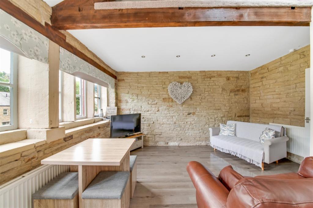 OPEN-PLAN LIVING/DINING/KITCHEN