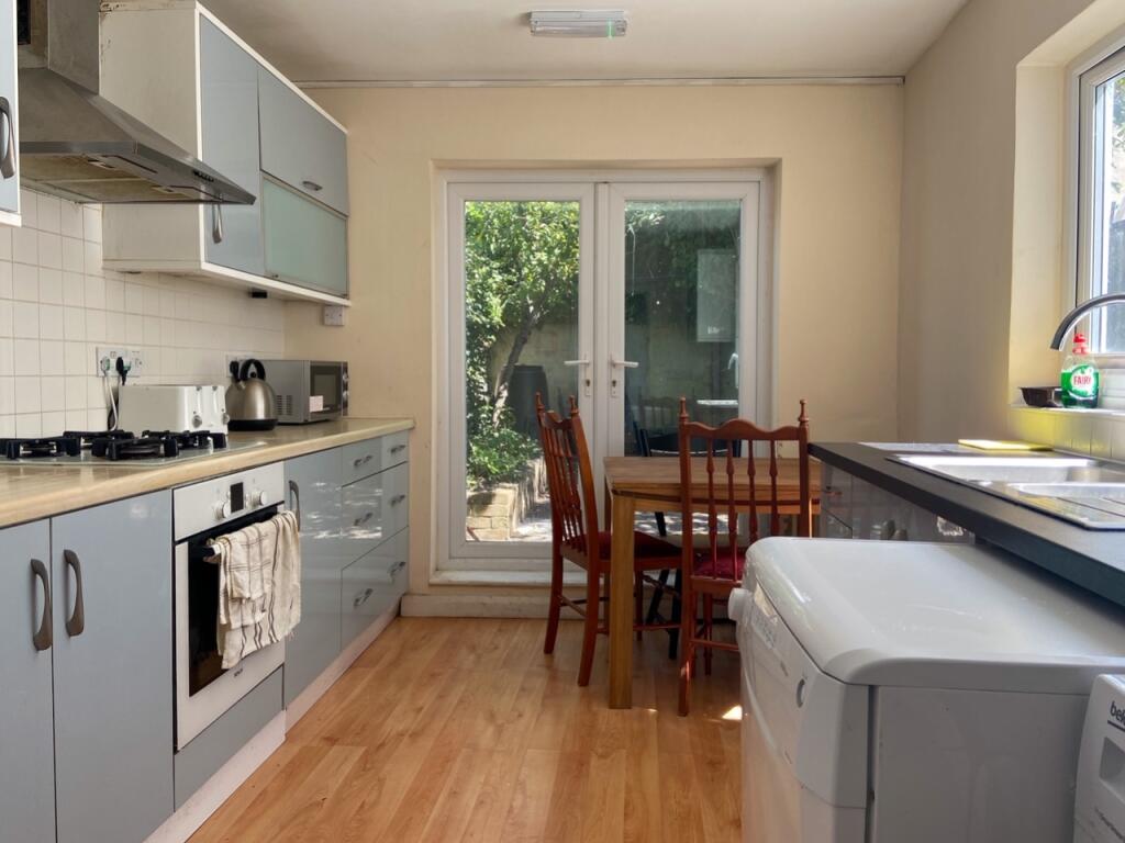 64 Brading Road Kitchen