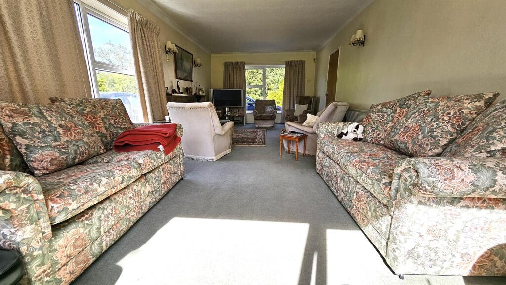Lounge 2.jpg