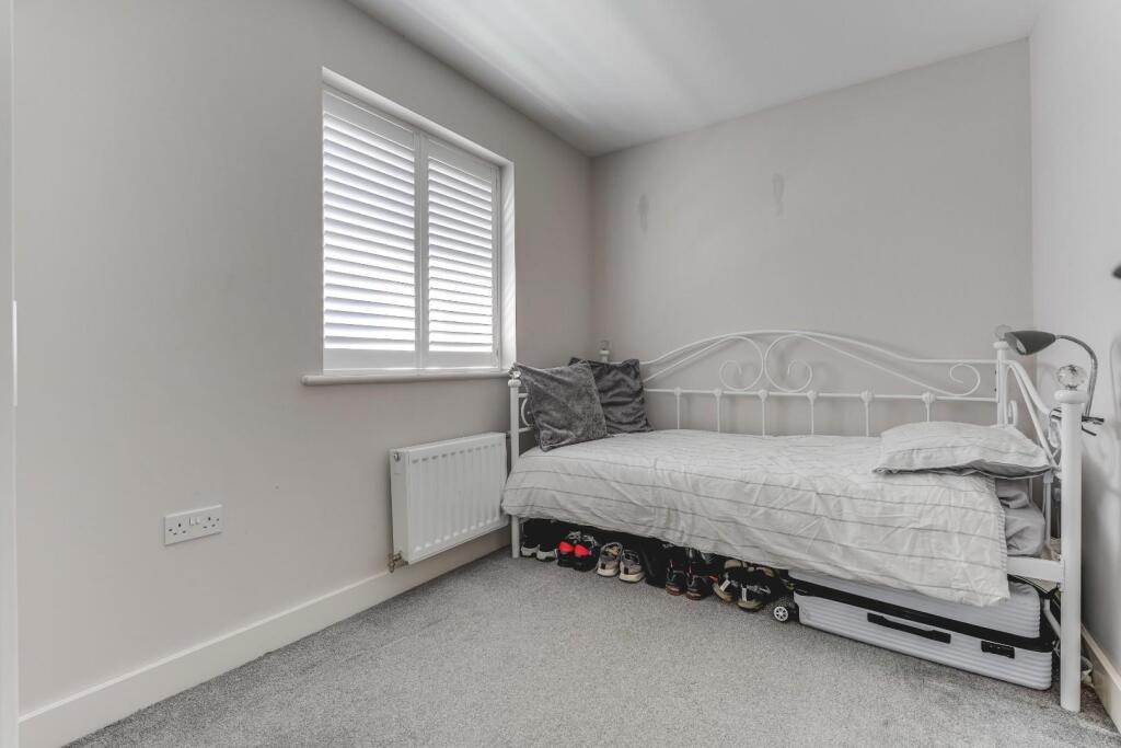 15 Binyon Way-8.jpg
