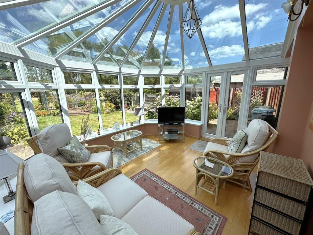Lovely Glass-Roof Garden Room 135