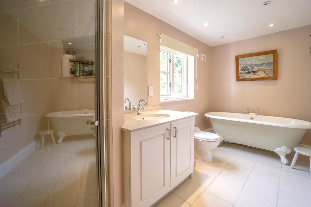 Main bathroom 1