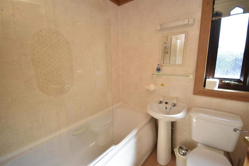 en-suite bathroom.JPG