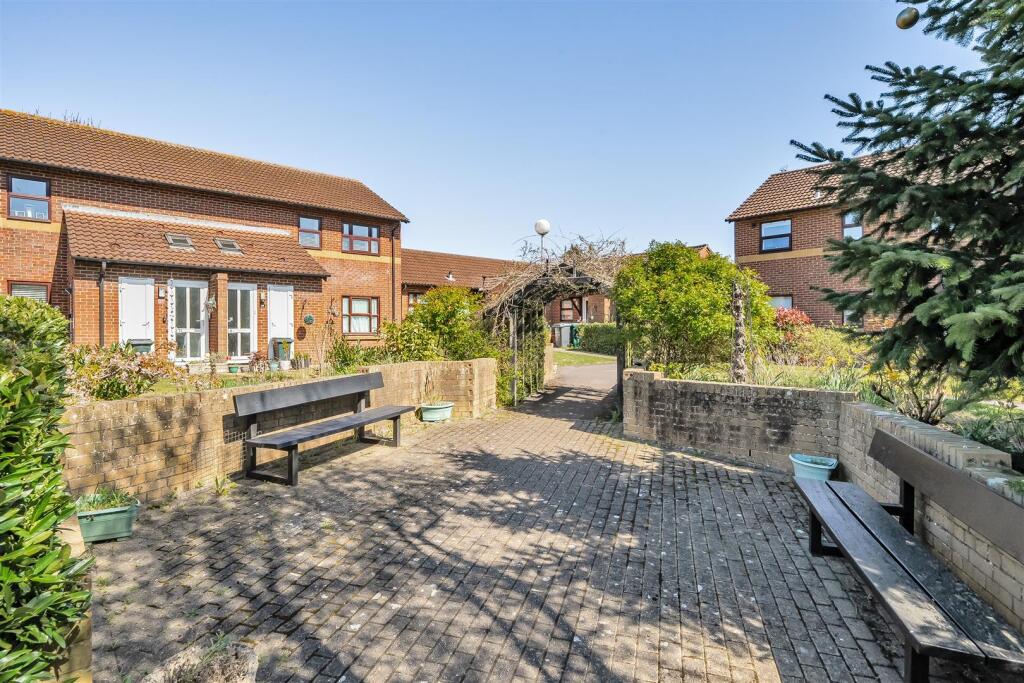 Cherwell Close - Communal Grounds.jpg