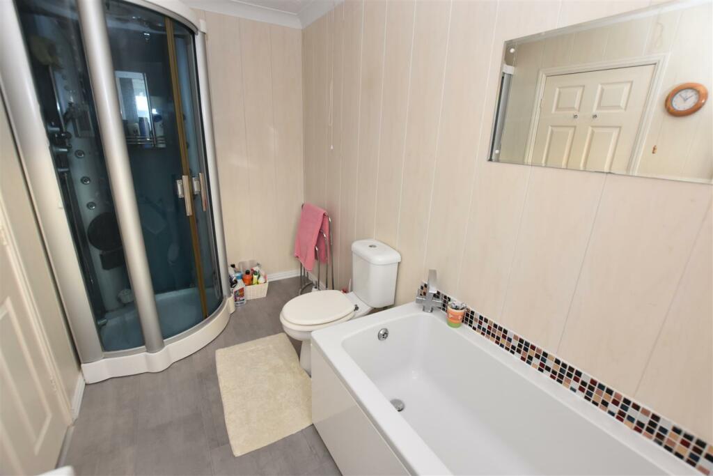 En Suite Bathroom.JPG