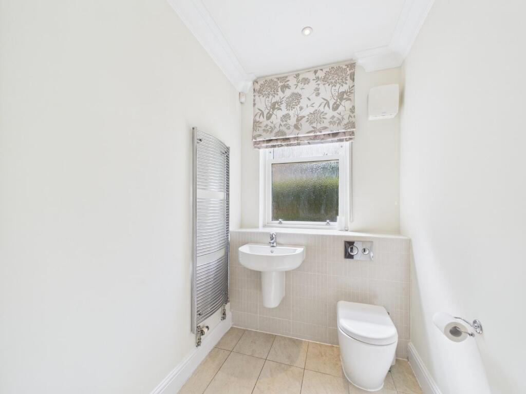 Guest's Cloakroom &amp; WC