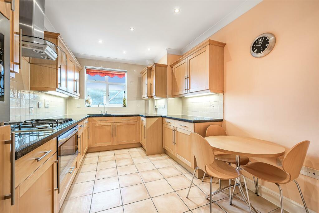Kitchen/Breakfast Room: