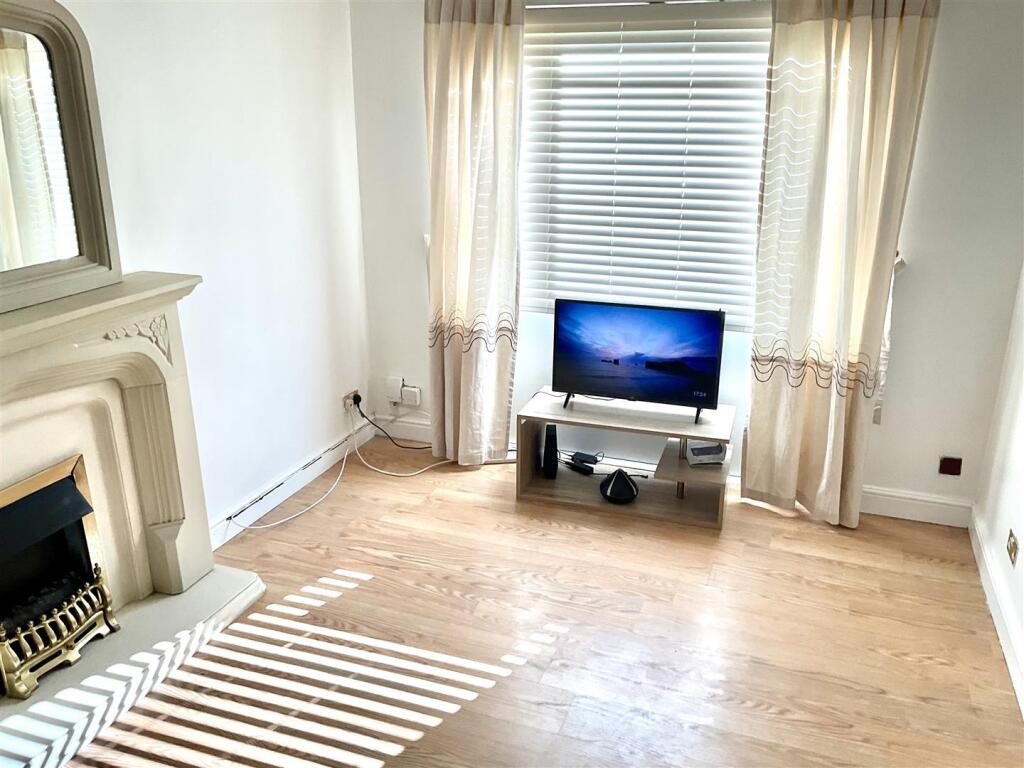 Living room 1.jpg