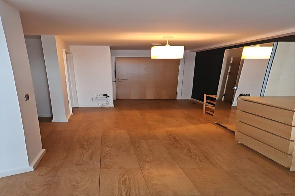 Macro Island - Hall