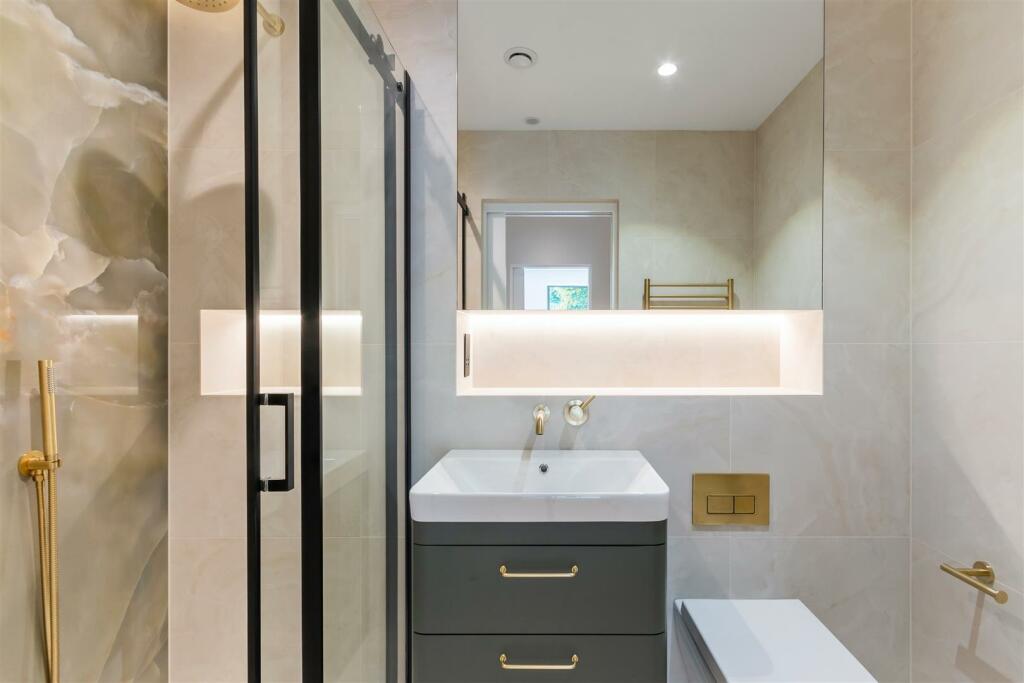 Bedroom 2 en-suite