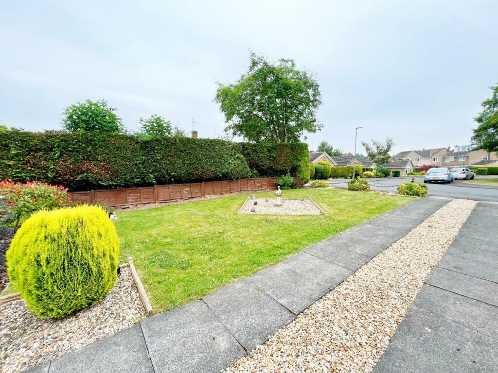 Front Garden pic 2.jpg
