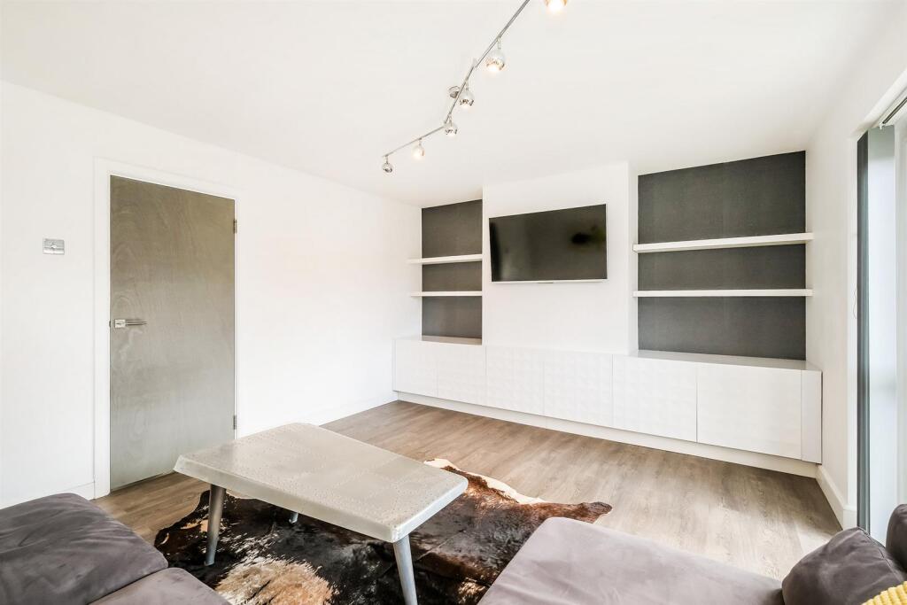 102 Brading Crescent-16_web.jpg