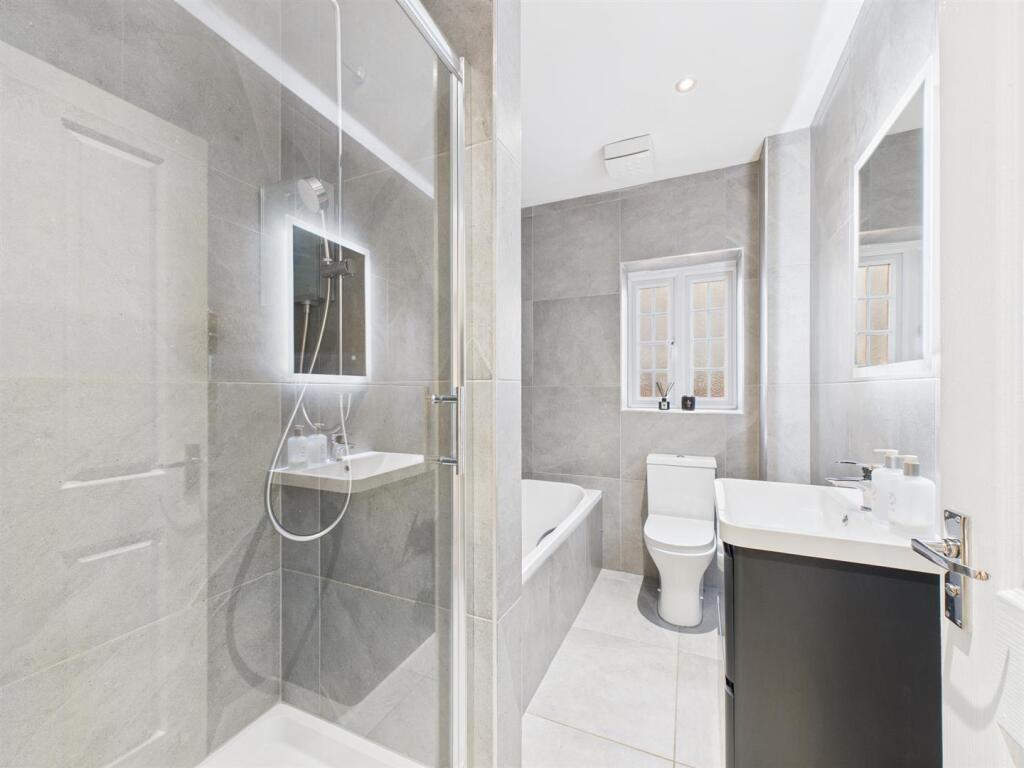 Superbly Appointed &amp; Refitted Bathroom