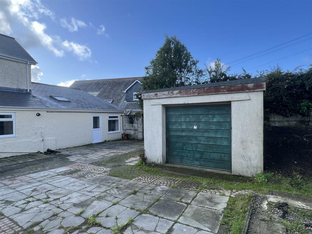 Large Double Garage: