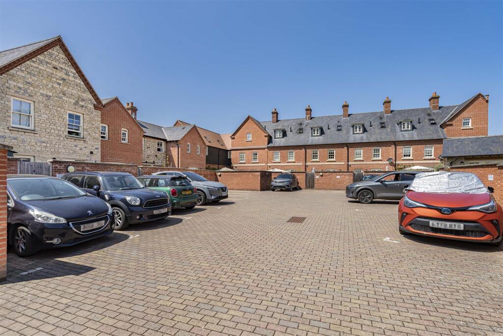 3 Chantry Lane, Towcester (32).JPG