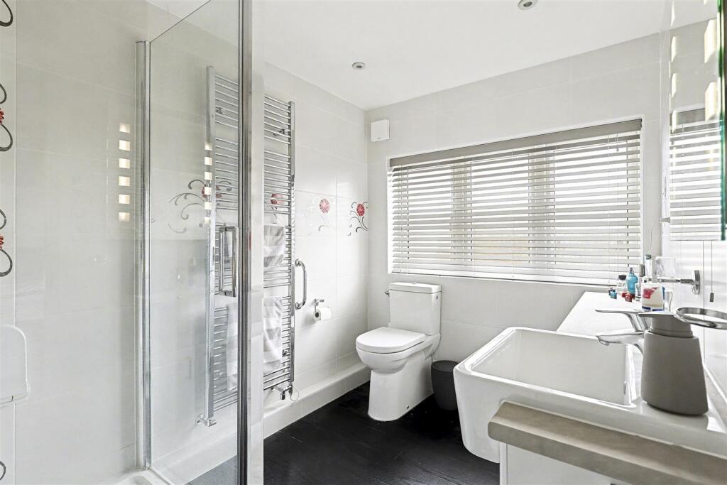 BED 2 ENSUITE.JPG