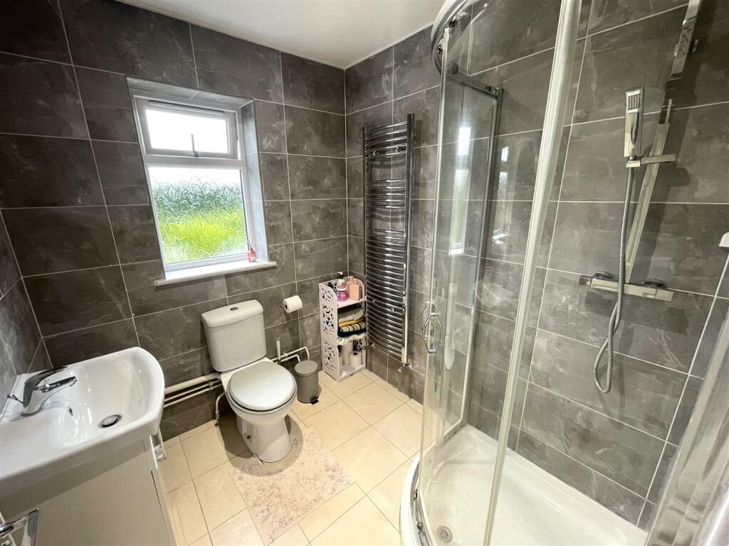 SHOWER ROOM :