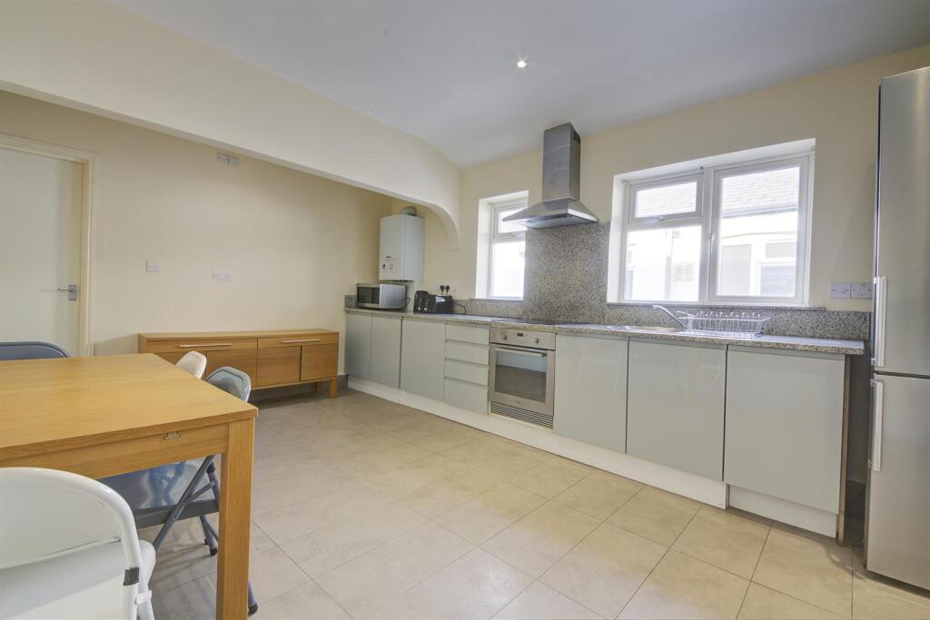 102a Tooting High Street kitchen 1.jpg