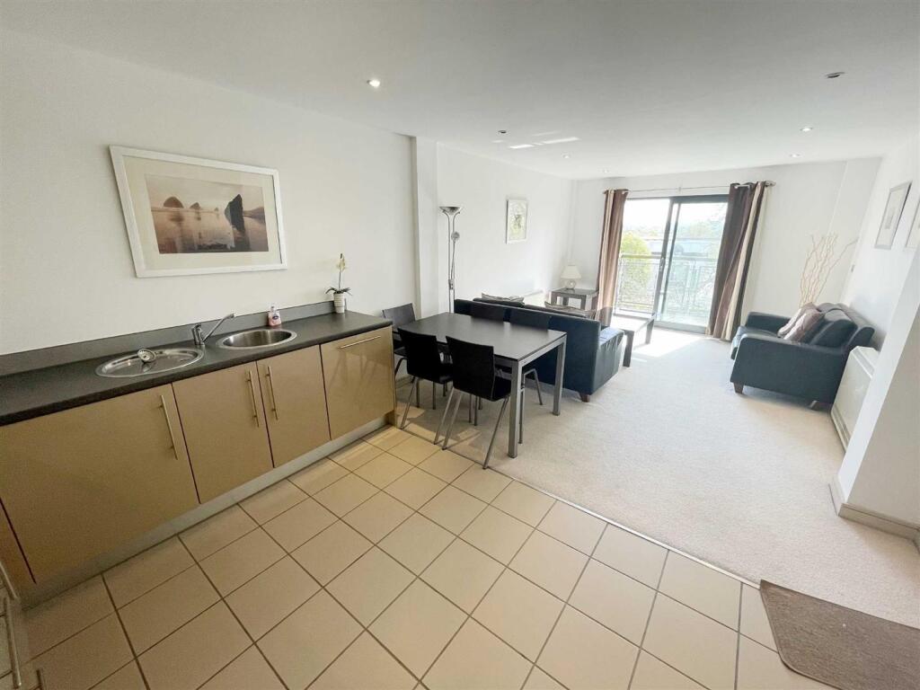 Kitchen / Lounge