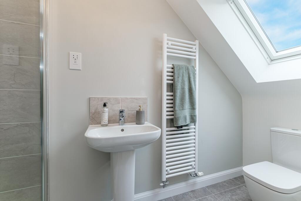 Kennett en suite shower room