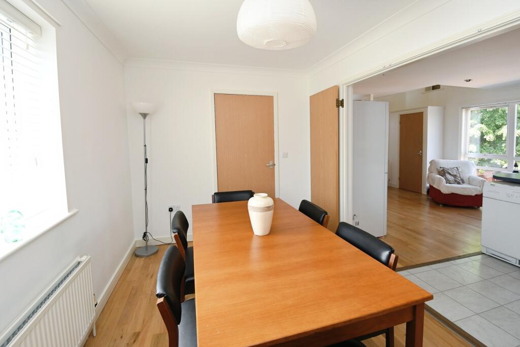 Bed 3 / Dining Room