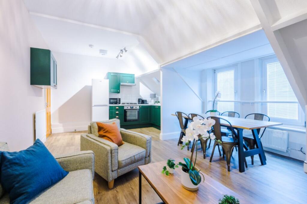 250JR - Living Area / Kitchen