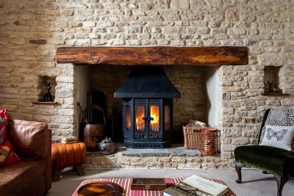 17 - Hillacres - GL53 9NS - Web.jpg