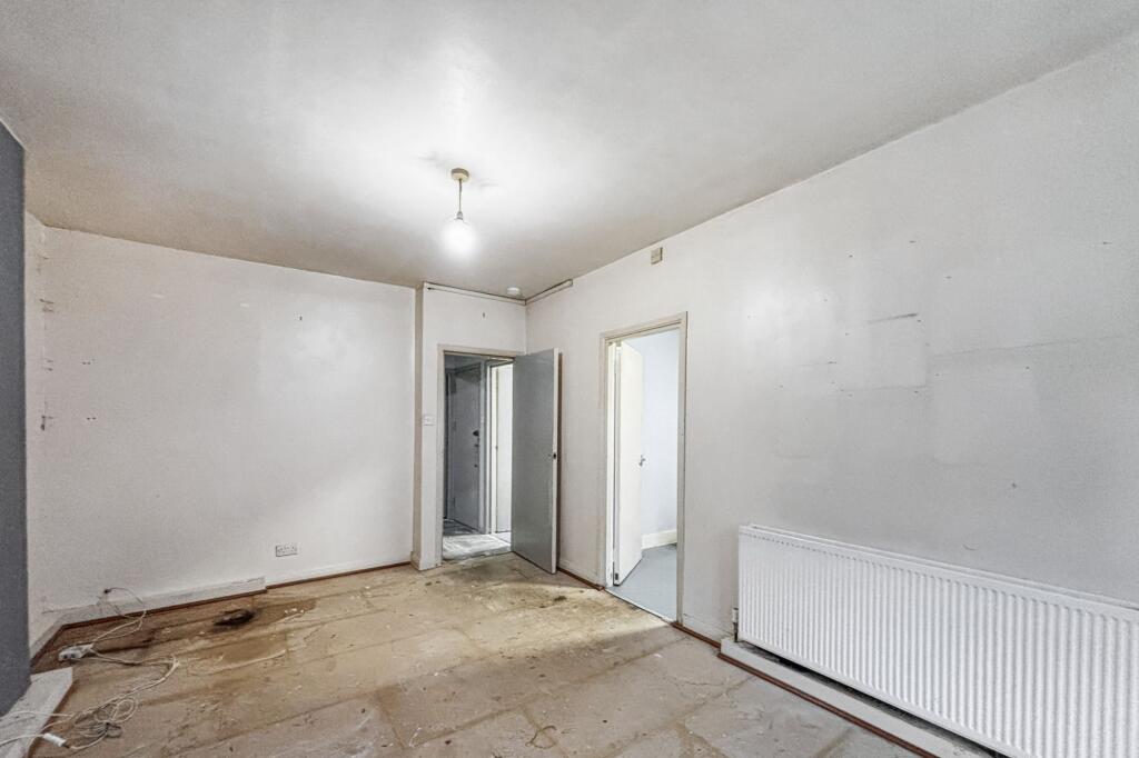 Flat B, 34 Callcott Road, Kilburn, London NW6 7EA