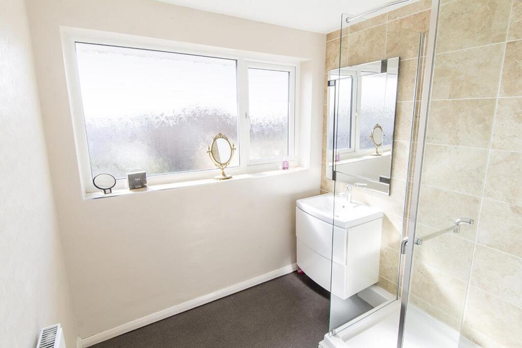 (Shower Room Photo 2)