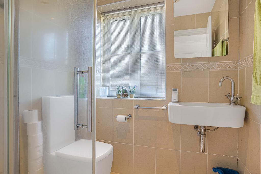 EN-SUITE SHOWER ROOM