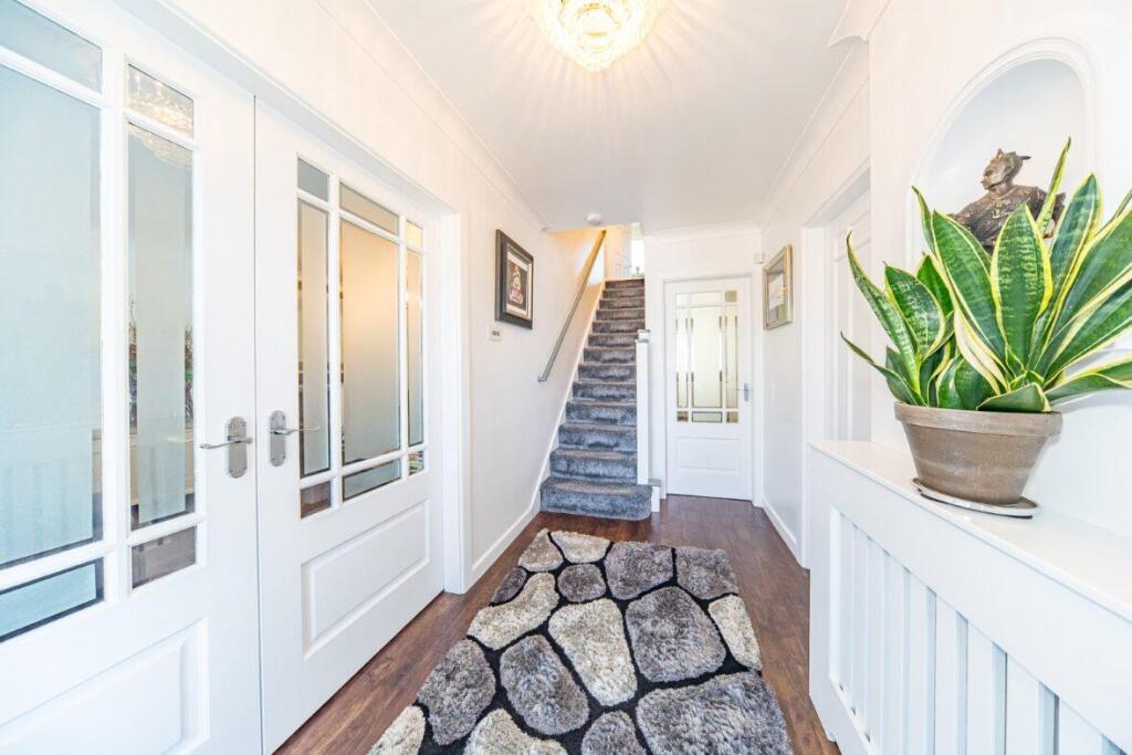 20 Hillschool Road hall.jpg