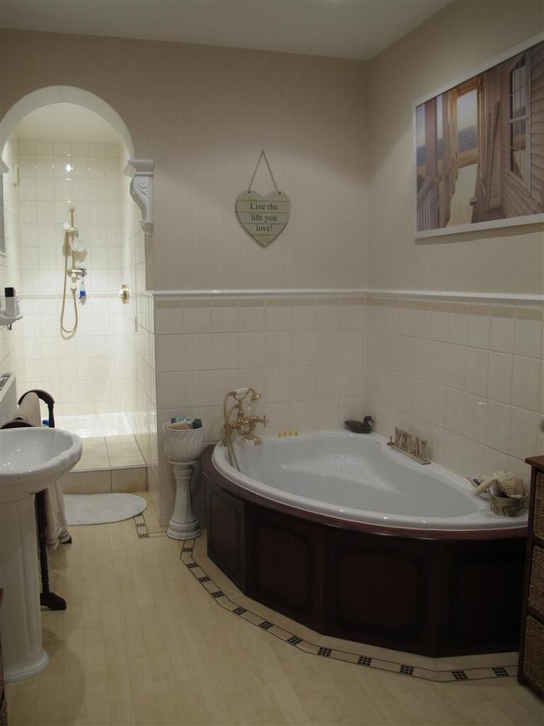 09 BATHROOM_3345.jpg