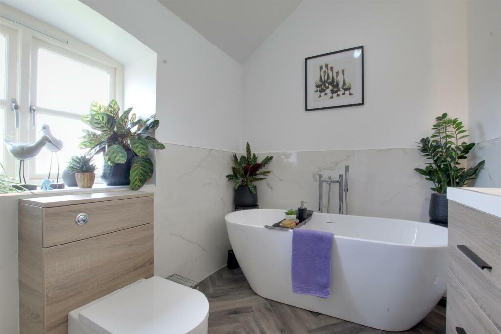 BATHROOM / W.C.
